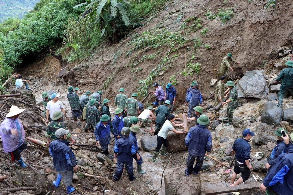 Les glissements de terrain ont endommagé des dizaines de maisons dans le district de Phong Tho.