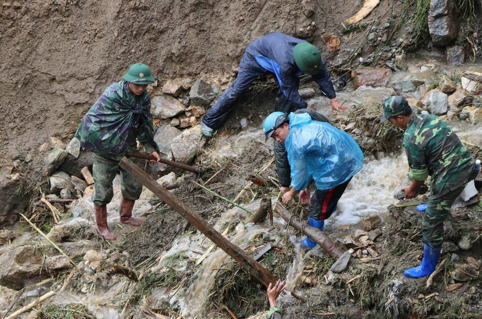 Des sauveteurs recherchant les personnes disparues et aidant les résidents locaux à surmonter les séquelles.