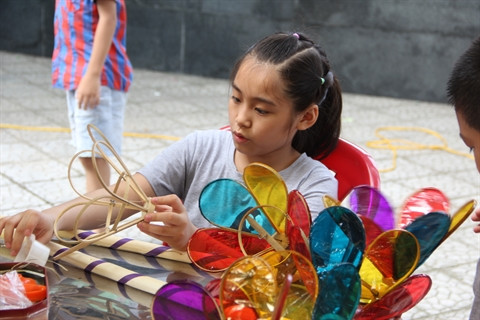 Beaucoup d'enfants séduits par les jouets populaires.