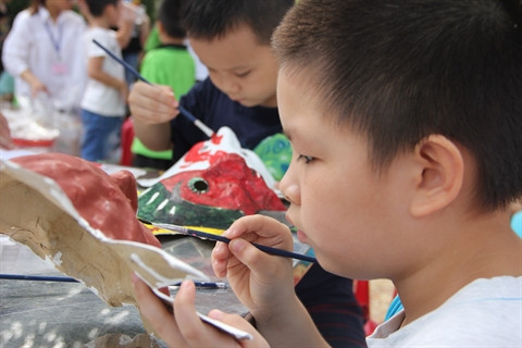 Les enfants fabriquent eux-mêmes leurs masques de la mi-automne.
