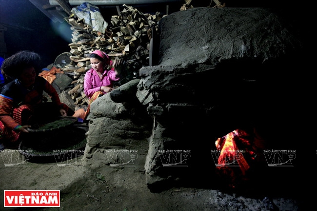 Chez les familles H’Mong, le séchage du thé est réalisé manuellement.