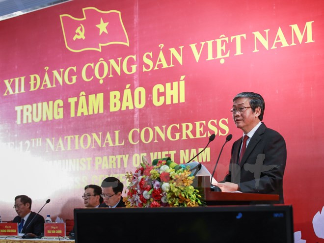 Dinh The Huynh, membre du Bureau politique, secrétaire du Comité central et président du Comité central de la sensibilisation et de l’éducation du Parti, a présidé la conférence de presse.