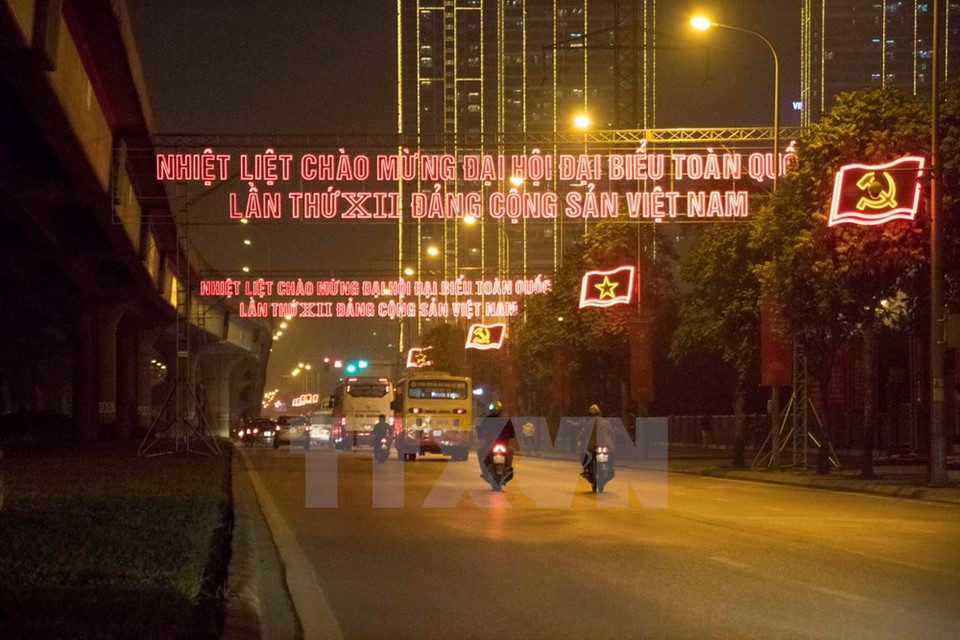 Slogan dans la rue de Khuat Duy Tien : Vivement saluer le 12e Congrès national du Parti communiste du Vietnam. 