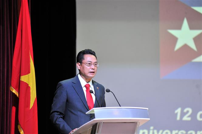 L'ambassadeur du Vietnam à Cuba Nguyen Trung Thanh s'exprime lors du meeting.