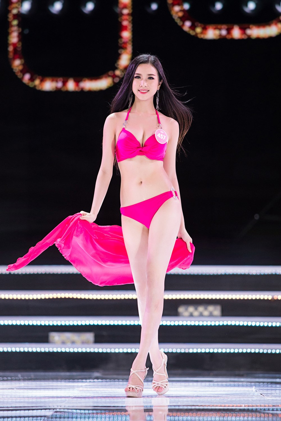  La deuxième dauphine Nguyên Thi Thuy An en bikini. 