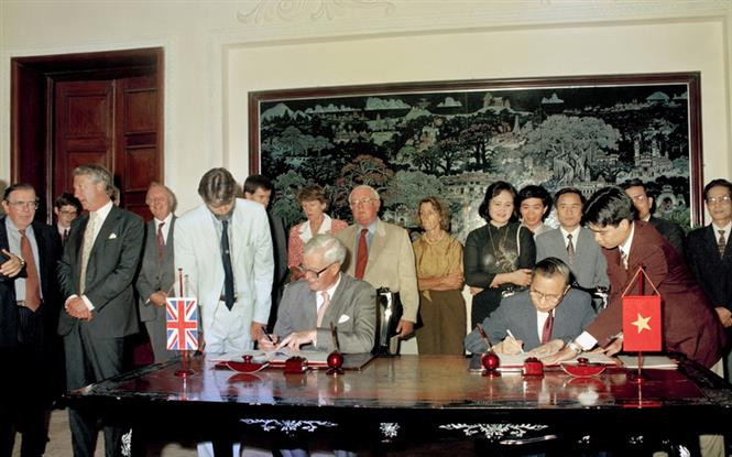 Le ministre des Affaires étrangères Nguyen Manh Cam (droite) et son homologue britannique Douglas Hurd signent l’accord sur les prêts financiers du gouvernement britannique au Vietnam le 15 septembre 1994 à Hanoi.