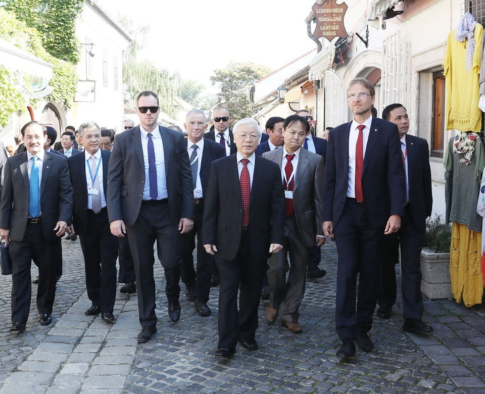  Durant sa visite en Hongrie, le 9 septembre, le secrétaire général du PCV Nguyen Phu Trong a visité la ville de Szentendre.