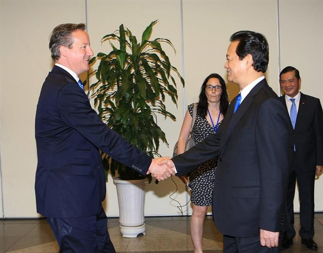 Le Premier ministre Nguyen Tan Dung (droite) accueille son homologue britannique David Cameron dans sa visite officielle au Vietnam le 29 juillet 2015 à Hanoi.