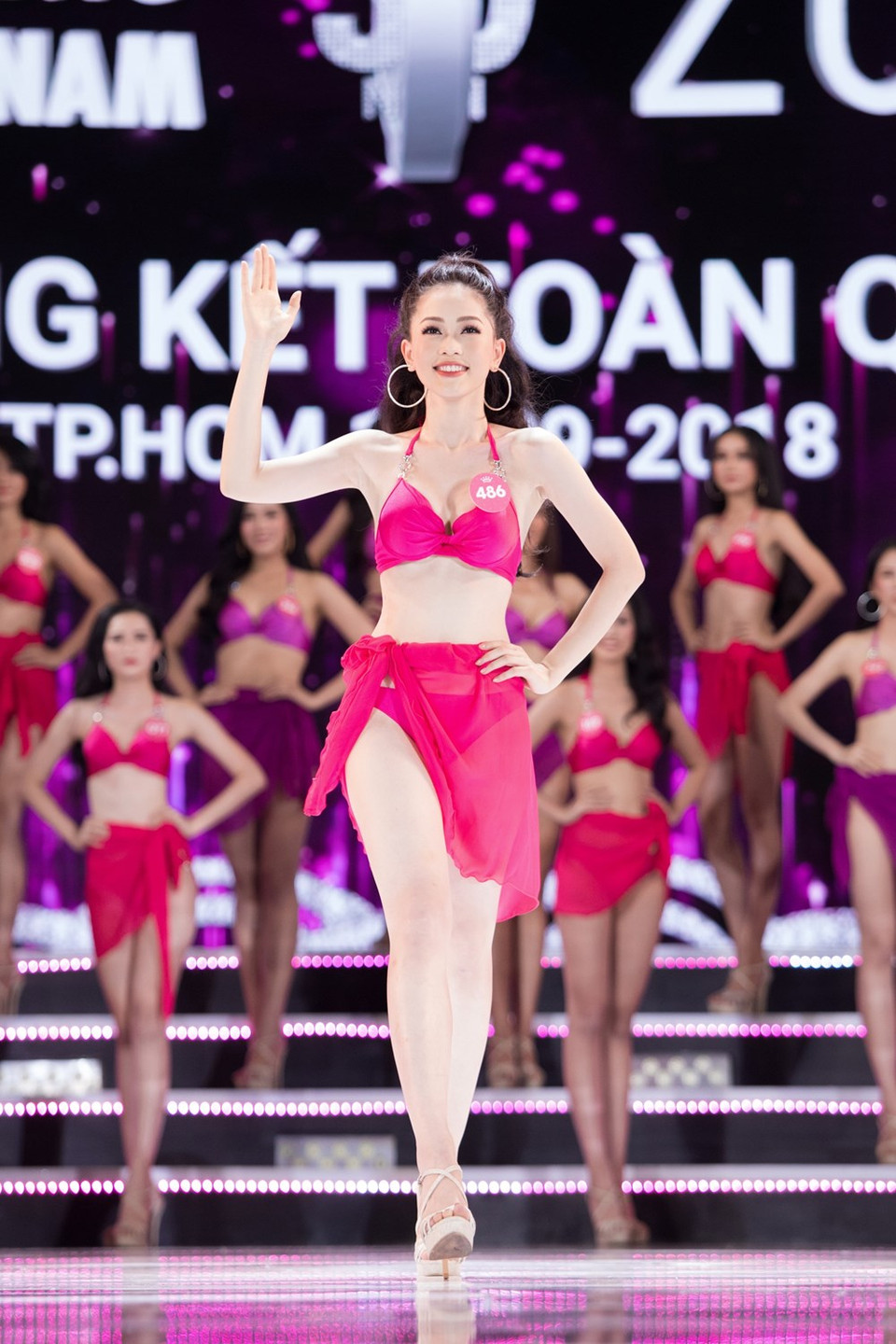  La première dauphine Bui Phuong Nga en bikini. 