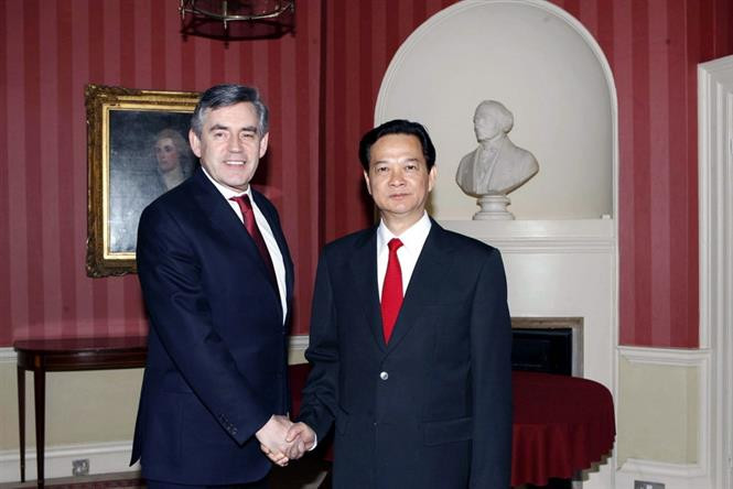 Dans le cadre de sa visite officielle au Royaume Uni et en Irlande du Nord, le Premier ministre Nguyen Tan Dung (droite) s’est entretenu avec son homologue britannique Gordon Brown le 5 mars 2008.