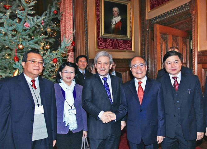 Le président de l’Assemblée nationale Nguyen Sinh Hung (2e à droite) rencontre le président de la Chambre des communes du Royaume-Uni (au milieu), John Bercow dans le cadre de sa visite officielle au Royaume Uni le 8 décembre 2011 à Londres.