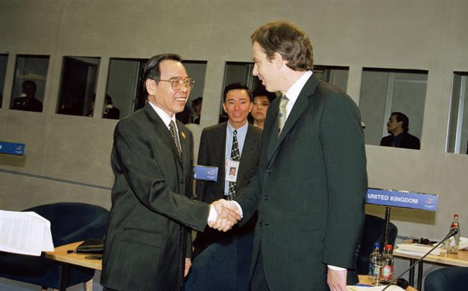 Le Premier ministre Phan Van Khai (gauche) rencontre son homologue britannique Tony Blair le 4 avril 1998 lors de sa participation à ASEM-2 au Royaume Uni.