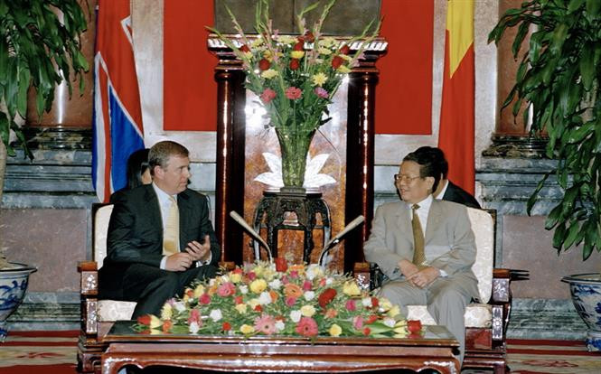 Le président Tran Duc Luong (droite) reçoit le prince britannique Andrew, duc d'York, le 5 juin 2006 à Hanoi.