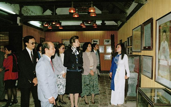 La reine Anne Elizabeth visite le Temple de la Littérature à Hanoi dans le cadre de sa visite au Vietnam du 2 au 6 mars 1994.