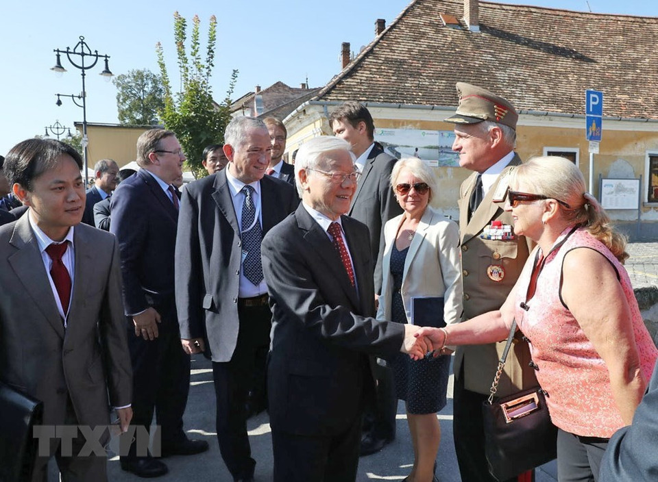  Le secrétaire général du parti, Nguyen Phu Trong, et les délégués sur la Place de la ville de Szentendre.