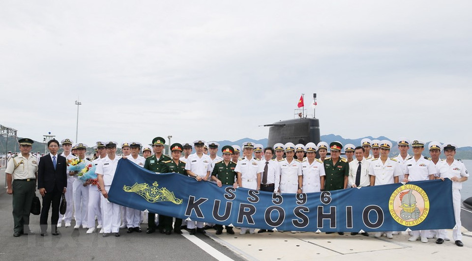  Le Commandement de la 4e Zone militaire prend une photo de souvenir avec les membres d'équipage du sous-marin Kuroshio.