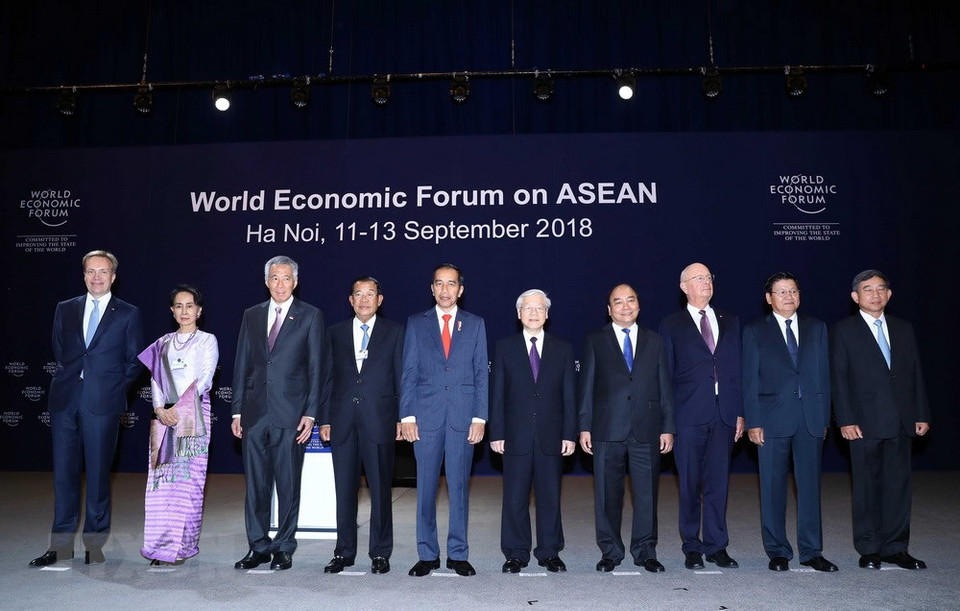 Les dirigeants participants à la cérémonie d'ouverture du Forum WEF ASEAN 2018 (2è de gauche à droite): la conseillère d'État du Myanmar, Aung San Suu Kyi, les Premiers ministres singapourien Lee Hsien Loong, cambodgien Hun Sen, le président indonésien Joko Widodo, le secrétaire général du Parti communiste du Vietnam Nguyen Phu Trong, le Premier ministre vietnamien Nguyen Xuan Phuc, le président et fondateur du WEF Klaus Schwab, le Premier ministre laotien Thongloun Sisoulith et le vice-Premier ministre thaïlandais Prajin Juntong.