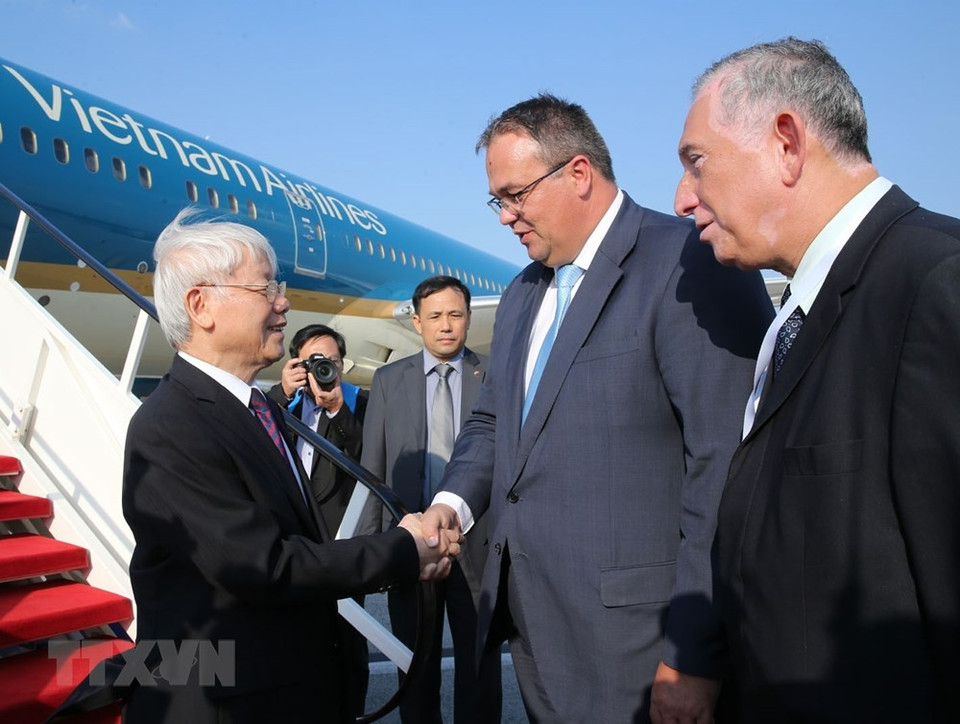  Le secrétaire d’État au ministère des Affaires étrangères et du Commerce de la Hongrie, Balogh Csaba (2e droite), également président du sous-comité de la coopération Hongrie – Vietnam, et des officiels hongrois à la cérémonie d’accueil du secrétaire général Nguyen Phu Trong. 