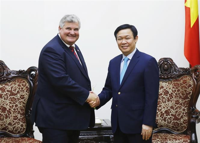 Le vice-Premier ministre Vuong Dinh Huê (droite) reçoit Mark Ian Price, ministre délégué britannique chargé de la politique commerciale en visite de travail au Vietnam le 19 octobre 2016 à Hanoi.