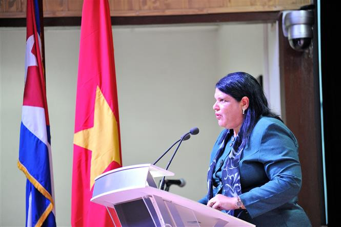 Mme Mercedes López Acea, membre du Bureau politique et secrétaire du Comité central du Parti communiste de Cuba (PCC), lors d’un meeting en commémoration des 45 ans de la visite historique du leader cubain Fidel Castro dans la zone libérée au Sud Vietnam en septembre 1973.