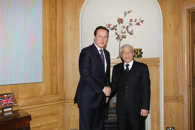 Le Premier ministre britannique David Cameron accueille le secrétaire général Nguyen Phu Trong (droite) le 22 janvier 2013 à Londres.