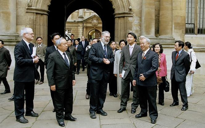 Le président de l’AN, Nguyen Van An (droite, au premier plan) visite l’Univeristé Oxford le 21 mars 2005.