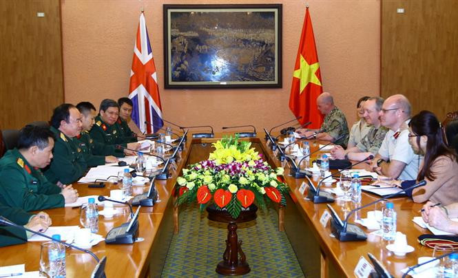 L’entretien entre le général de corps d’armée Pham Ngoc Minh, chef d’état-major général adjoint de l’armée populaire du Vietnam et le général Martin Bricknell, chef du Département de médecine militaire de l'armée du Royaume-Uni et d'Irlande du Nord le 20 janvier 2017.