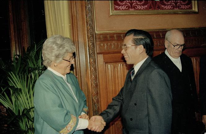 La présidente de la Chambre des communes britannique, Betty Boothroyd reçoit le président de l’AN Nong Duc Manh le 28 janvier 1993 à Londres.