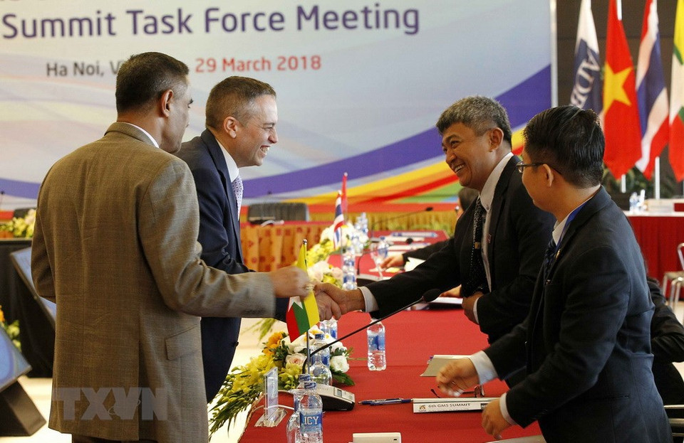 Les délégués rencontrent et échangent en marge de la réunion. 