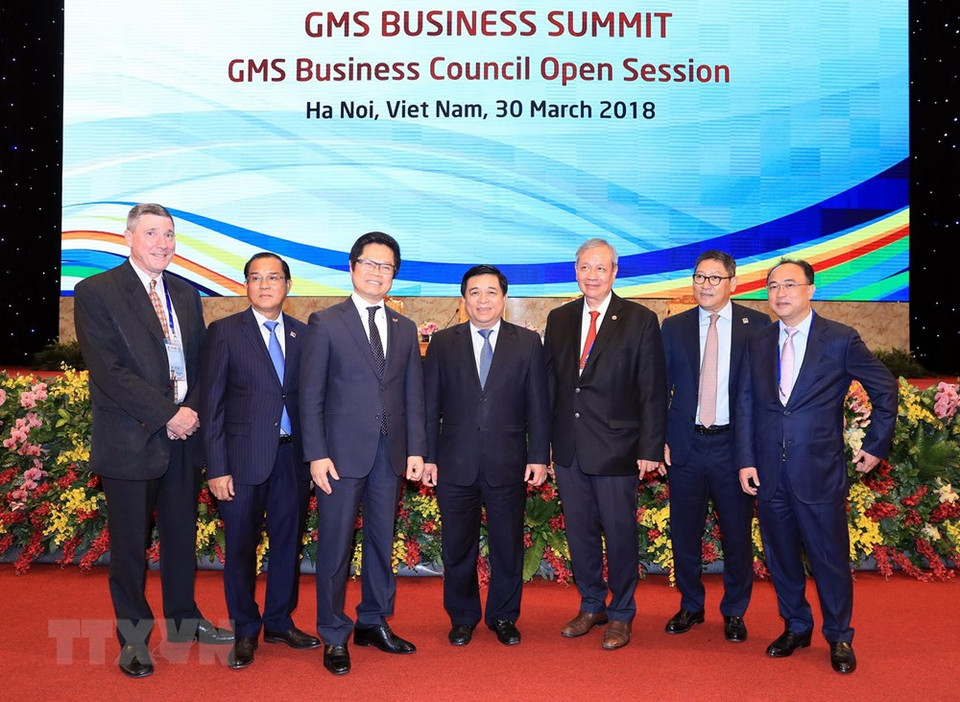 Le ministre du Plan et de l’Investissement Nguyen Chi Dung (au milieu), le président de la Chambre de commerce et d’industrie du Vietnam Vu Tien Loc (3e, à gauche) et des délégués. 