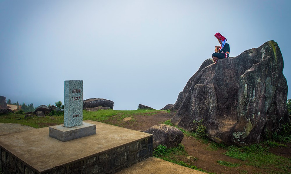Des habitants de l’ethnie Dao à la borne frontalière 1327 de Tran Cao Bao Long.