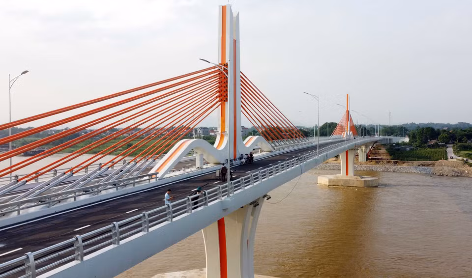 Les travaux ont été terminés et le pont est prêt à être mis en service dans un proche avenir. 