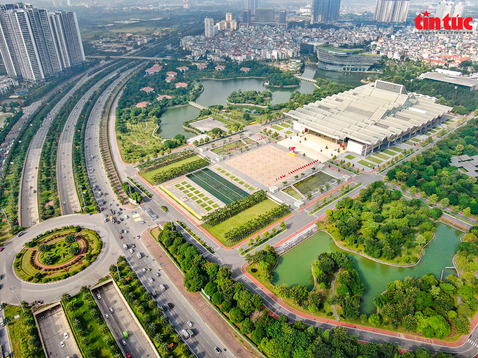 Le Centre national des conférences à Hanoï est considéré comme le plus grand complexe multifonctionnel de la capitale. Là se tiennent des congrès, de grandes conférences, des événements politiques et commerciaux nationaux et internationaux.