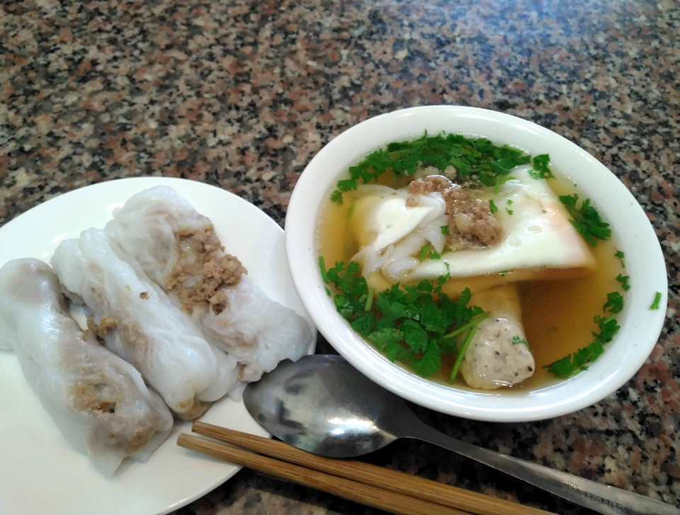 Selon Traveller, le "banh cuon" est un plat simple en comparaison avec le "pho" (soupe aux nouilles) et le "bun cha" (vermicelles de riz à la viande de porc grillée). Le "banh cuon" n'est pas bien connu des touristes internationaux. Cependant, sa confection nécessite une certaine expérience.