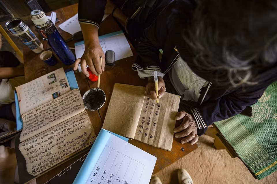 Pendant son temps libre, il écrit et compile avec diligence des scripts du groupe ethnique Dao Tien.