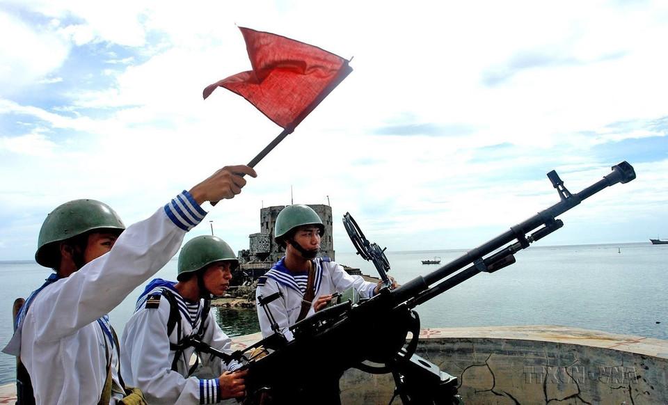 Les soldats en garnison à Truong Sa sont prêts à défendre fermement la souveraineté maritime et insulaire du pays. Photo : VNA