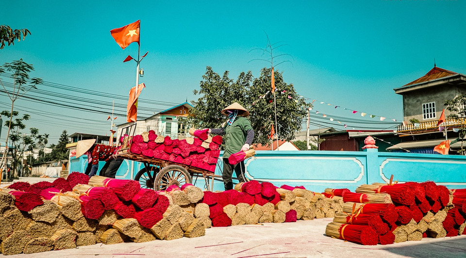 L'artisanat de fabrication de l'encens est pratiqué à Quang Phu Cau depuis environ 100 ans, d'abord dans le hameau de Phu Luong Thuong, avant d'être étendu aux autres hameaux de la commune, notamment Xa Cau, Quang Nguyem, Phu Luong Ha, Cau Bau et Dao Tu.