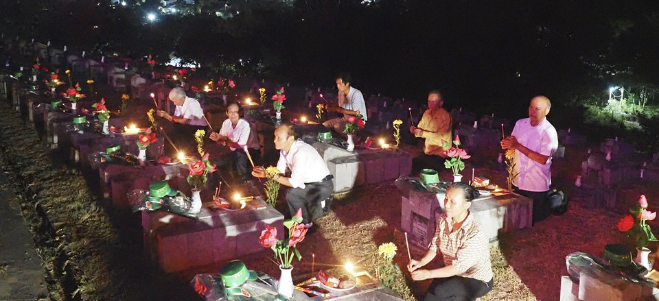 La cérémonie d'offre d'encens pour commémorer les Morts pour la Patrie au cimetière national des martyrs Nâm. Photo: Journal Tin tuc
