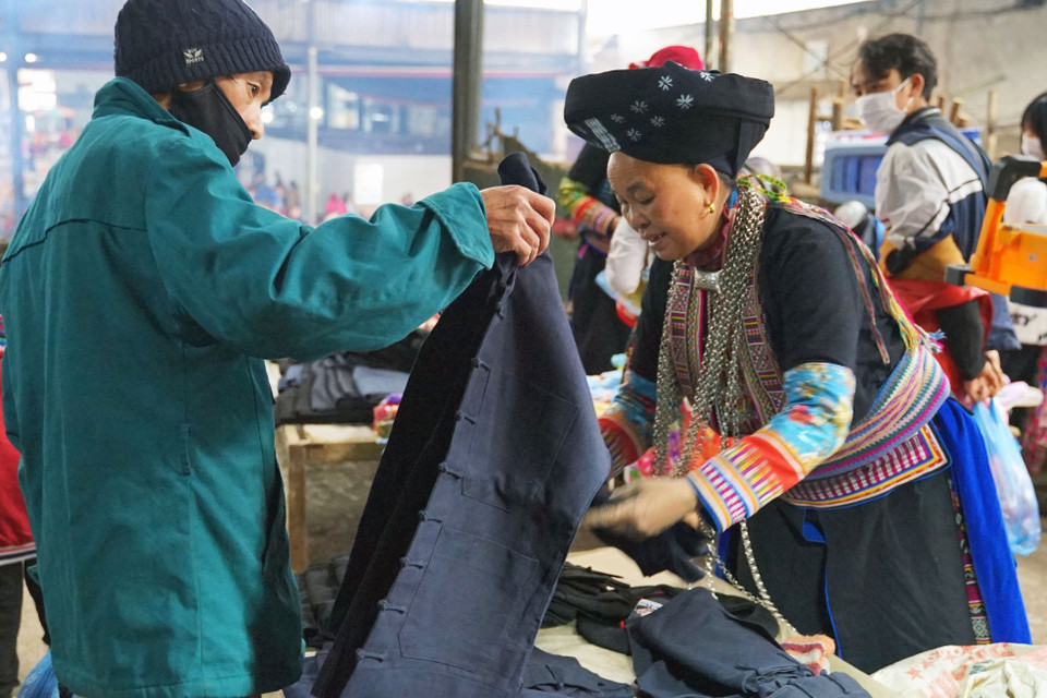 Ce marché authentique de la région montagneuse de Meo Vac est une destination attrayante pour les visiteurs tant vietnamiens qu'étrangers.