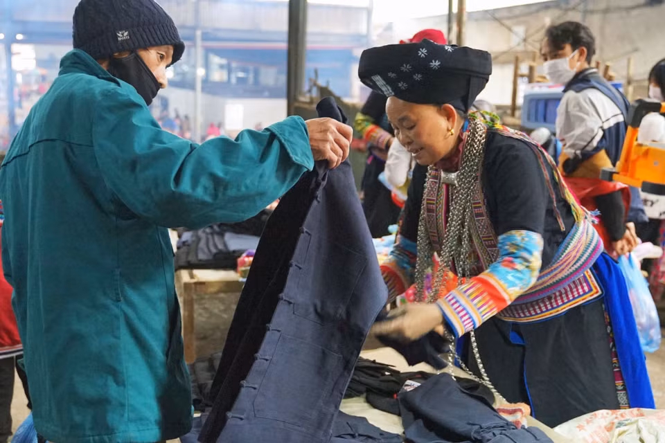 Ce marché authentique de la région montagneuse de Meo Vac est une destination attrayante pour les visiteurs tant vietnamiens qu'étrangers.