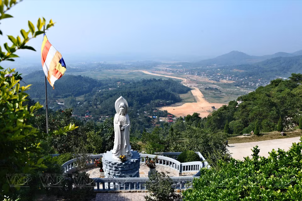 Le site le plus connu est le complexe bouddhiste de Tây Thiên, perché à 600 m d’altitude. Pour y accéder, deux options sont possibles : trois heures de marche le long d’un sentier dallé ou un téléphérique. La première option est de loin la plus intéressante.