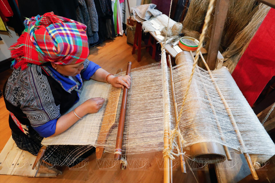 Le dessin est l’étape la plus ardue et la plus importante de la confection d’un habit Mông, dont il décide à la fois de l’esthétique et de la valeur matérielle. Comme pour la confection elle-même, c’est l’affaire des femmes.