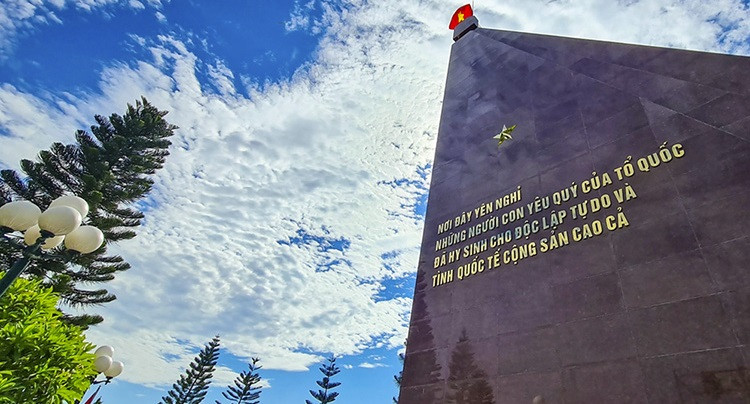 C'est le lieu d'inhumation des restes de nombreux volontaires vietnamiens tombé aux champs d'honneur au Laos et au Cambodge. Photo: Journal Tin tuc