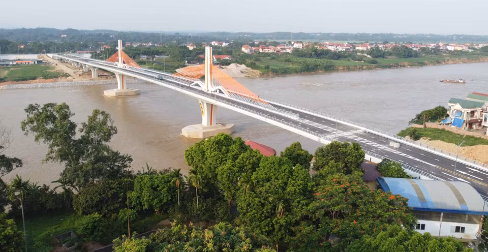 Doté d'un investissement total de plus de 540 milliards de dongs, le pont à haubans Vinh Phu a été construit selon des technologies modernes.