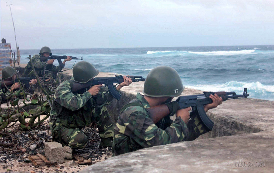 Les soldats en garnison à Truong Sa sont prêts à défendre fermement la souveraineté maritime et insulaire du pays. Photo : VNA