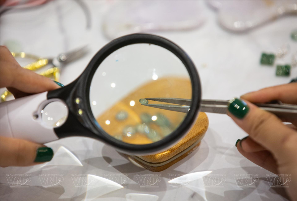 Avec de nombreuses années de recherches et d'exploration du jade, Hông Trang a réussi à nouer des liens avec de nombreux collectionneurs et artisans du Myanmar, où se trouvent de célèbres mines de cette pierre gemme très dure. Elle a réussi à transmettre “l'essence du Vietnam” en taillant dans le jade des images typiquement vietnamiennes.