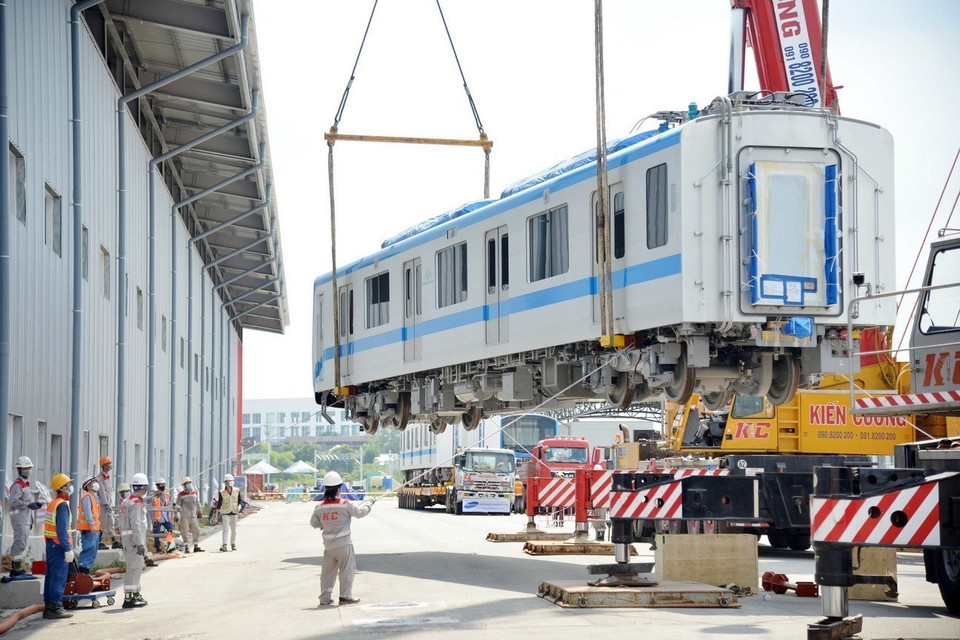 Installation de la première voiture de la rame N°2 de la ligne de métro N°1 (Ben Thanh - Suoi Tien) à Ho Chi Minh-Ville.