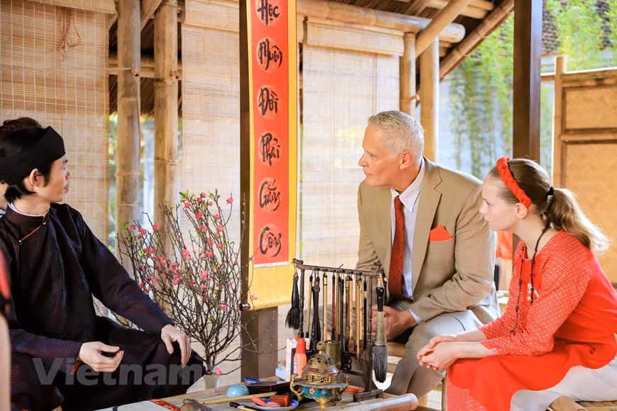 A l'occasion du Nouvel lunaire, l'ambassadrice de Norvège au Vietnam Hilde Solbakken et sa famille ont fait l'expérience de certaines coutumes des Vietnamiens, dont la demande d'une calligraphie du Têt 