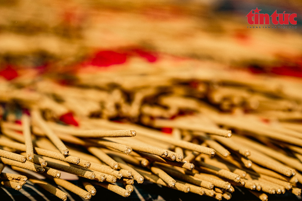 La fabrication de bâtons d'encens comprend de nombreuses étapes, notamment la coupe du bambou, le trempage des bâtons dans de la teinture rose, leur séchage à l'extérieur et la production de pâte d'encens.