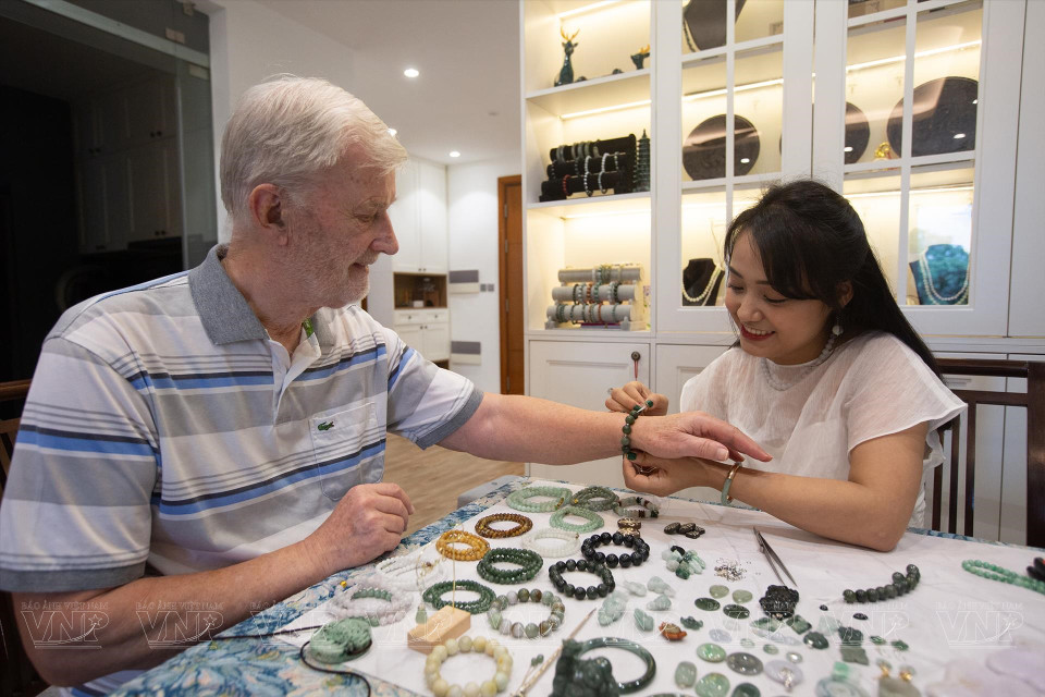 À un client danois, Erich Muller, elle a expliqué la signification d’un collier de jade, inspiré des anciennes pièces de monnaie vietnamiennes. Elle lui a aussi présenté la tour de jade à neuf étages, inspirée de la tour du Pinceau (Thap But) à l'entrée du temple Ngoc Son...